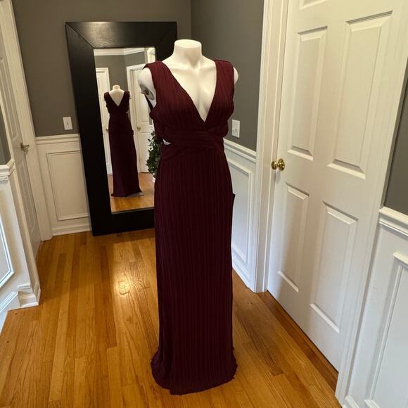 Lulus Burgundy Plisse Cutout Sleeveless Long Maxi Dress Size Medium BNWT - Picture 8 of 16